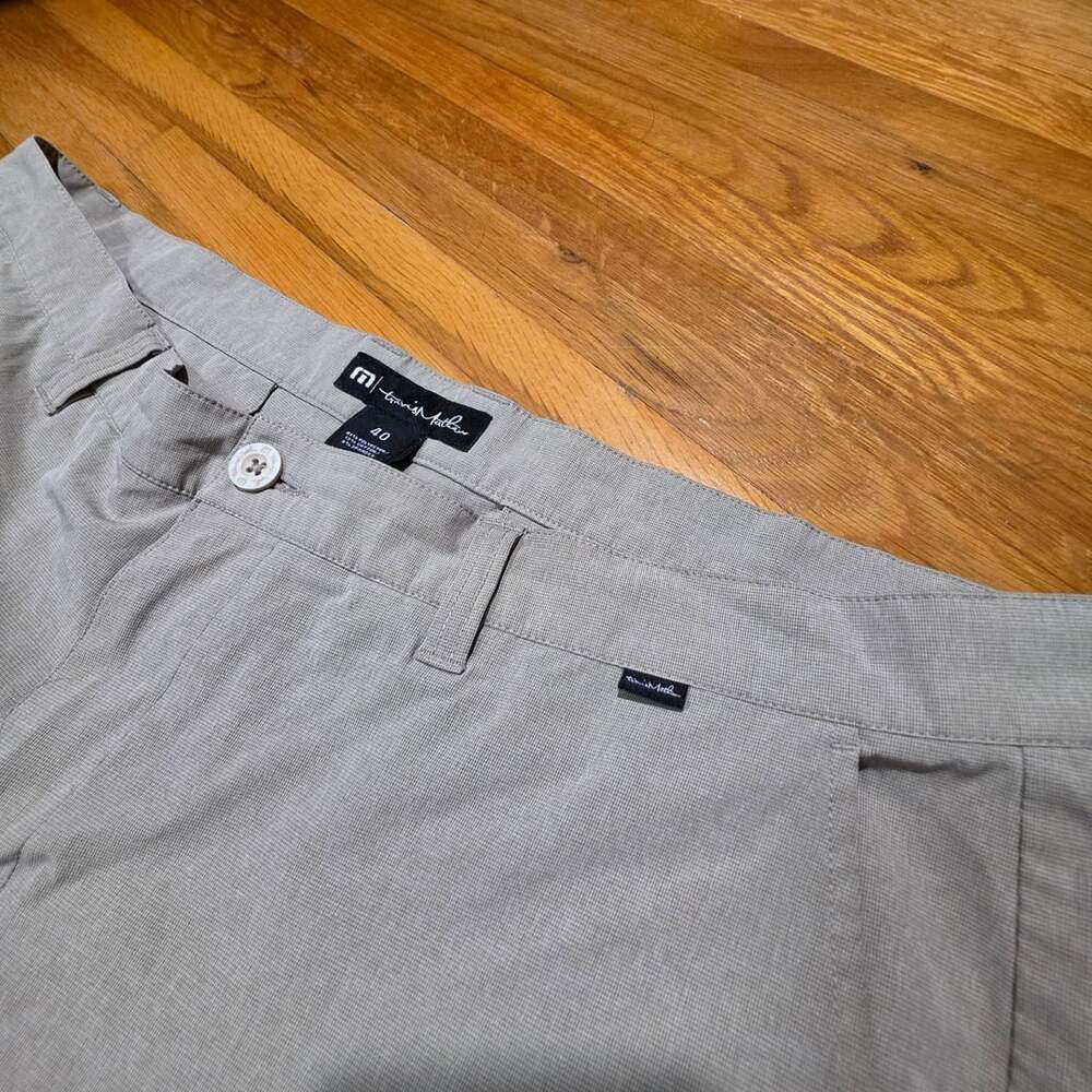 TravisMathew Men's Khaki Micro-Pattern Performance Golf Shorts Size 40